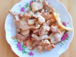 将肉片分开后，下油锅炸酥，表面变色捞出。