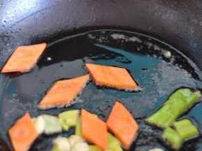 锅里留底油，放入葱、蒜爆香，放入胡萝卜片。