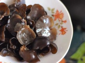 秋木耳控干水，放入。