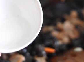 另取淀粉加水，搅拌成水淀粉，淋少许水淀粉勾芡出锅。