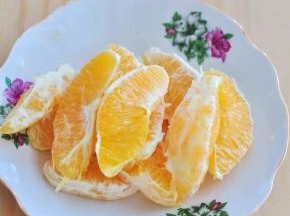 橙子去皮，去掉果肉上的白膜，剥成瓣。
