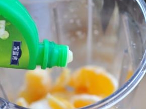 把水果放入机器中，加入少许柠檬汁。