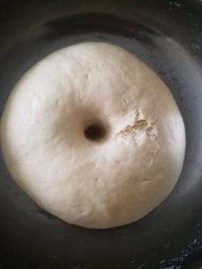 用手指沾干粉按下去即不回缩也不塌陷就好。