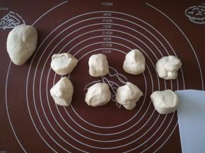 另外的四分之三面团分成差不多的八份，不用使用电子称那么精确，差不多大小的八份就可以了.