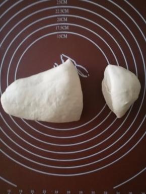 将面团排气，留下面团的四分之一备用。