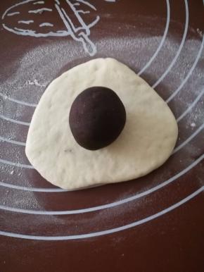 将160g红豆沙分成滚成20g一份的小团。我的红豆沙是买的。