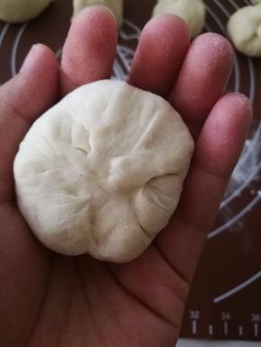 .将八个面团擀成中间厚旁边薄的圆片，包住红豆沙