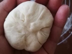 .将八个面团擀成中间厚旁边薄的圆片，包住红豆沙