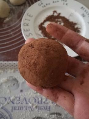 我试过直接用面团沾可可粉的，那样的可可会沾得太厚了。