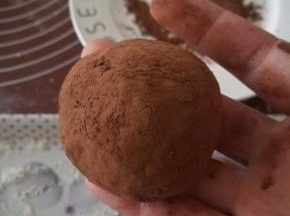 我试过直接用面团沾可可粉的，那样的可可会沾得太厚了。