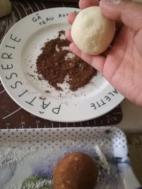 将香菇的表面用手抹上可可粉