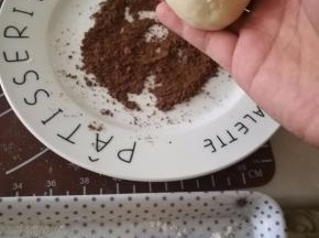将香菇的表面用手抹上可可粉