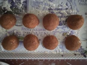 每个香菇包表面都抹好可可粉。