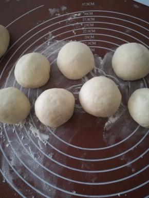 捏紧收口，塑型成香菇的样子。