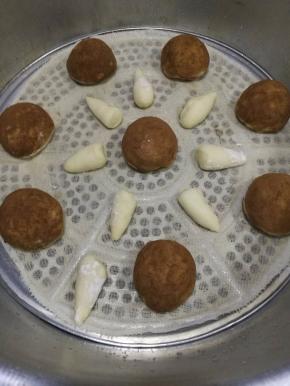 开大火蒸，水开后中火蒸15分钟关火，不要立即打开锅盖，要等五分钟才能打开锅盖。