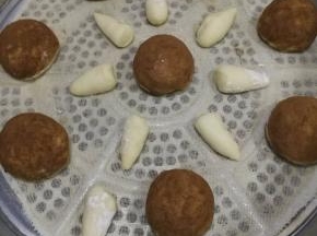 开大火蒸，水开后中火蒸15分钟关火，不要立即打开锅盖，要等五分钟才能打开锅盖。