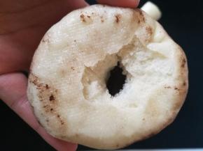 蒸好的香菇包底部用筷子戳一个洞