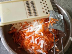 两种萝卜用图中工具擦丝，图中两种工具都可以