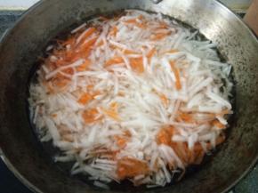 烧开水把萝卜焯一下，让萝卜丝变软，并且可以去除萝卜的辣气