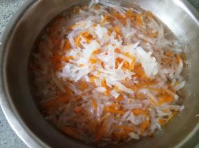 捞出来放入凉水中，拔一下