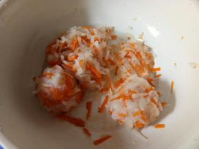 攥干水分放入盆里