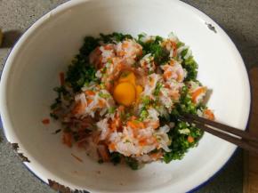 打两个鸡蛋。这个盆子好喜欢，跟表妹要来的，去她家吃饭，一眼相中，好有年代感，她说她有好几个，于是我就要了一个来。