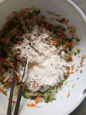 放入面粉，盐和十三香，搅拌均匀。