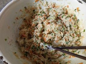 面粉量自己掌握下，就是萝卜上都挂上面粉，但不是稀稀的面糊状态，要稍微干一点