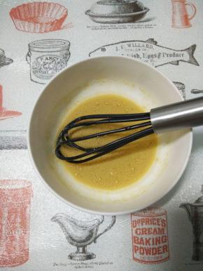 先将白味噌，牛奶和纯净水放入碗中，微波叮10秒左右，拿出来立即搅拌均匀，加入玉米油充分拌匀备用。