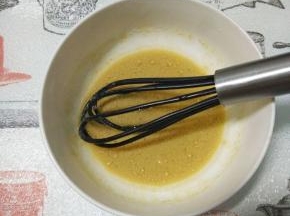 先将白味噌，牛奶和纯净水放入碗中，微波叮10秒左右，拿出来立即搅拌均匀，加入玉米油充分拌匀备用。