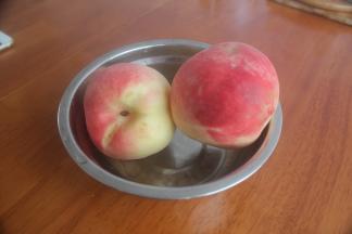 桃子稍微随便洗洗，挑大只又软又香的来做