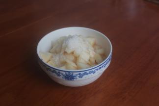 削皮后切成丁儿，放白糖进去，有些人喜欢加麦芽糖柠檬之类的。我不喜欢加，因为我买的这个桃子真心的太好吃了。不喜欢加太多料破坏它本质的味道。