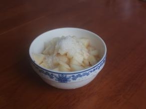 削皮后切成丁儿，放白糖进去，有些人喜欢加麦芽糖柠檬之类的。我不喜欢加，因为我买的这个桃子真心的太好吃了。不喜欢加太多料破坏它本质的味道。