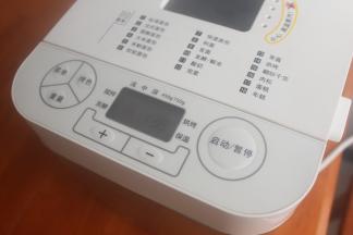 启动果酱模式，刚开始还准备用不粘锅来做的。事实证明用面包机做最省事