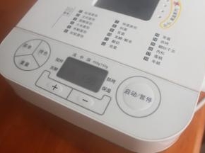 启动果酱模式，刚开始还准备用不粘锅来做的。事实证明用面包机做最省事