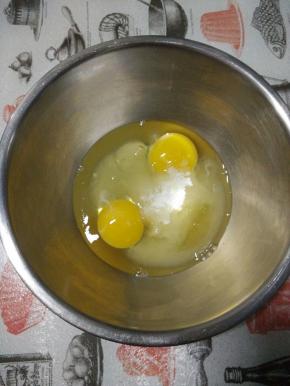 鸡蛋中加入细砂糖和蜂蜜，放置在温水中，隔水加热用手抽不停搅拌至蛋液温度至40度后取出。