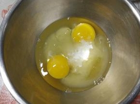 鸡蛋中加入细砂糖和蜂蜜，放置在温水中，隔水加热用手抽不停搅拌至蛋液温度至40度后取出。