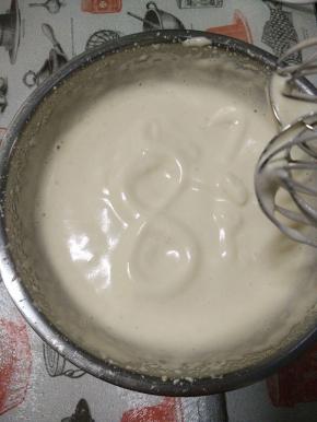 用电动打蛋器高速打发蛋液，直至提起打蛋头写一个8，8不会很快消失。换手抽再进行搅拌，去除大气泡使整体蓬松细腻。