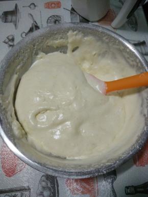 筛入一半面粉拌匀，再筛入剩下的面粉，拌至无干粉。