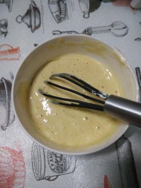 在味噌液小碗中加入1勺面糊，拌匀。