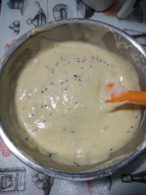 拌匀后倒入面糊盆中，翻拌均匀，加入适量黑芝麻稍稍拌下就好。