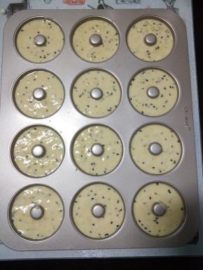 将拌好的面糊将入裱花袋挤入模具九分满。