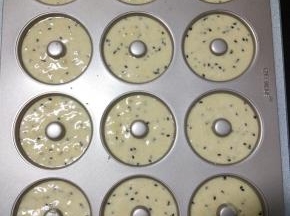将拌好的面糊将入裱花袋挤入模具九分满。