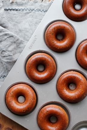 送入预热好的烤箱，中层上下火165度20分钟左右即可。出炉后晾1分钟左右就可以轻松脱模。