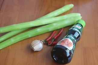 材料备好。刮好皮的莴笋待用。