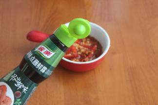 腌制莴笋的过程中我们取一个小碗，加入辣椒粉，切碎的大蒜，白糖。切碎的小米辣。混合均匀。锅烧热油淋入，最后加入家乐点蘸鲜露一起混合待用。