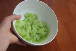 莴笋腌制出水后倒掉。