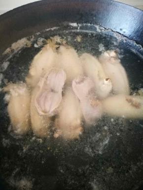 我喜欢吃鸡胗，鸡翅 ，所以特意买了些，一起洗净，放进锅里出水