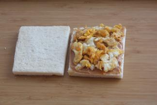 炒熟的鸡蛋铺上去。