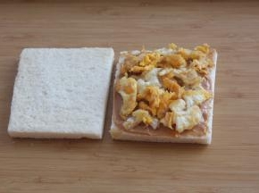 炒熟的鸡蛋铺上去。